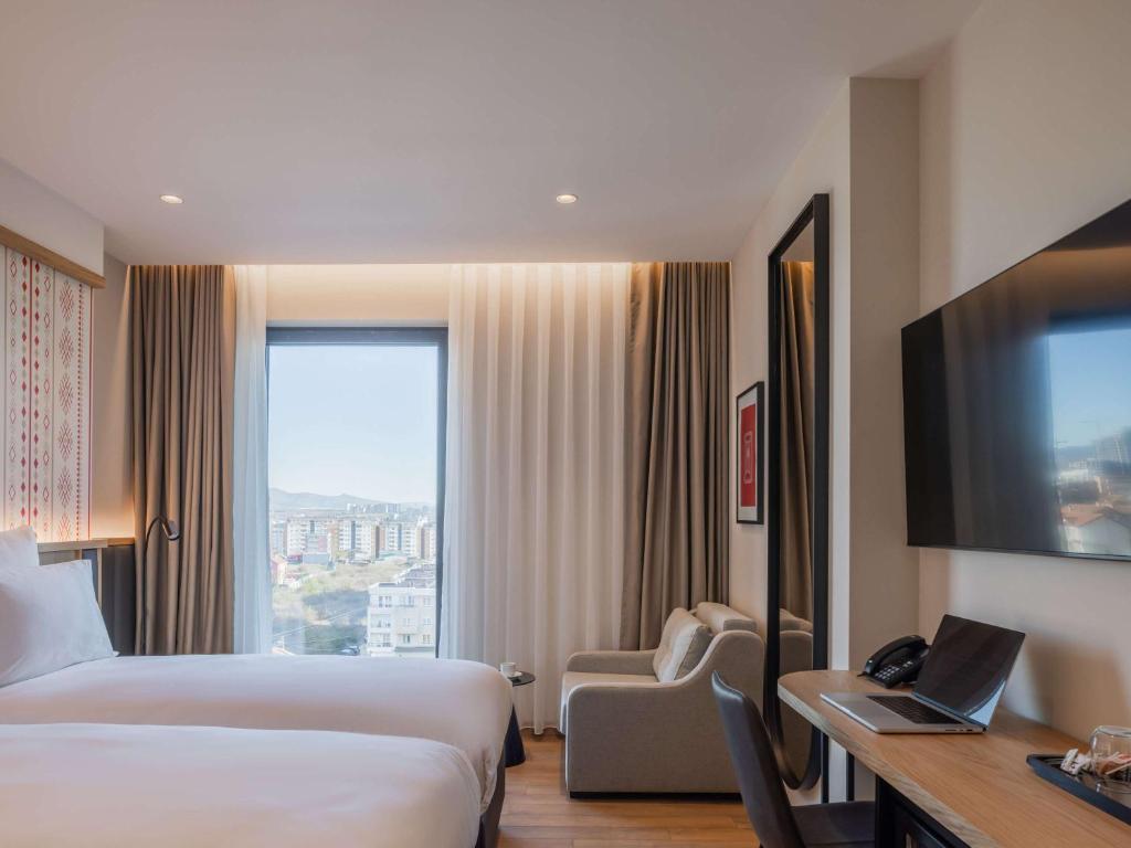 TV a/nebo společenská místnost v ubytování Mercure Prishtina City