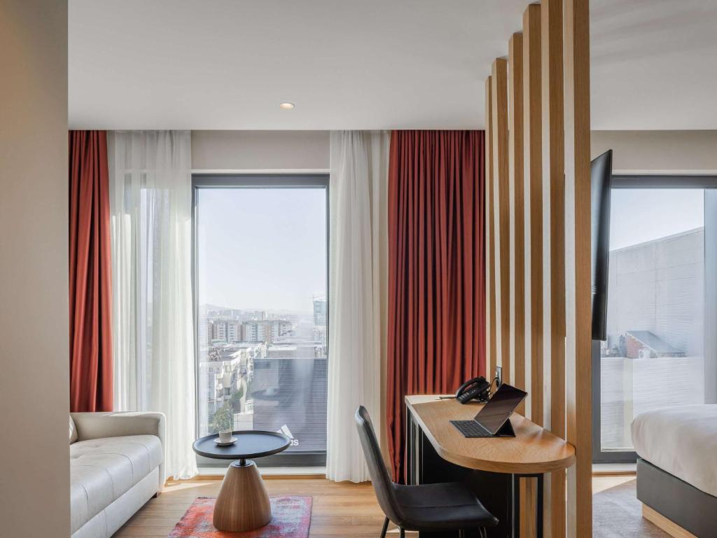 Postel nebo postele na pokoji v ubytování Mercure Prishtina City