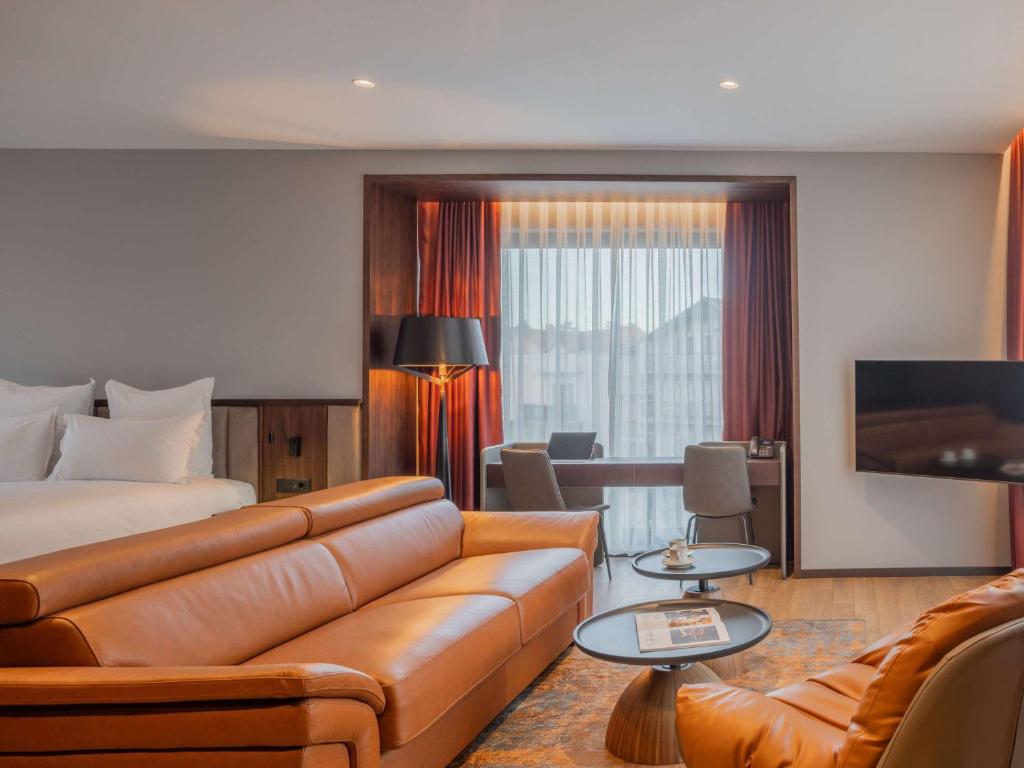 TV a/nebo společenská místnost v ubytování Mercure Prishtina City