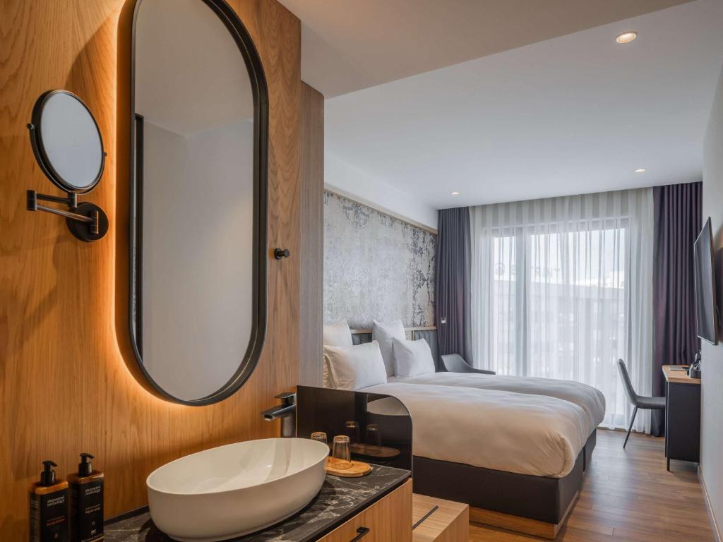 Postel nebo postele na pokoji v ubytování Mercure Prishtina City