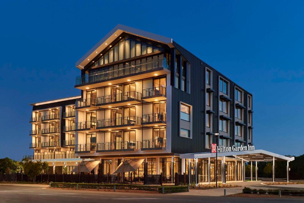 un edificio alto y negro con luces encendidas en Hilton Garden Inn Busselton, en Busselton