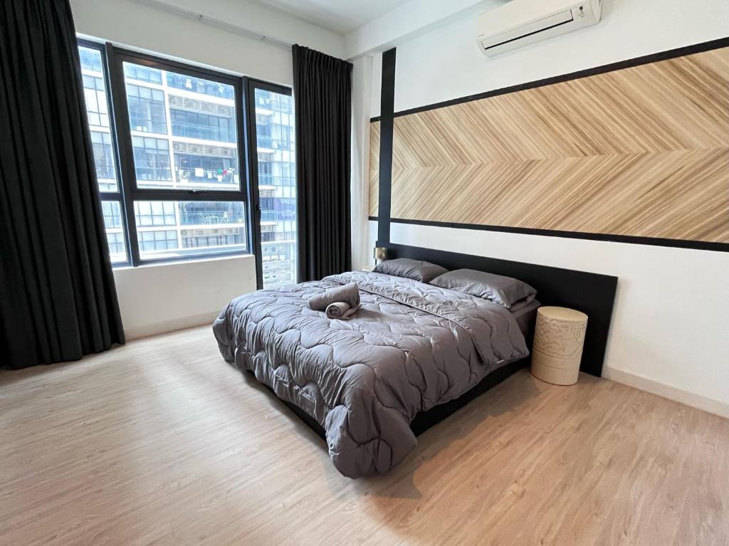 - une chambre avec un lit doté d'un ours en peluche dans l'établissement OFFER ! [3 bedroom apartment] Arte+ Ampang, à Ampang