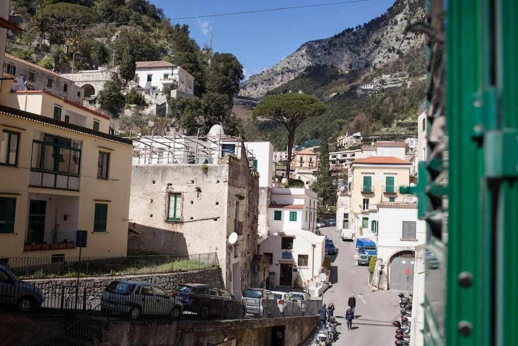 een straat met gebouwen en een berg bij Donna Sara Appartamento in corte Amalfitana in Amalfi