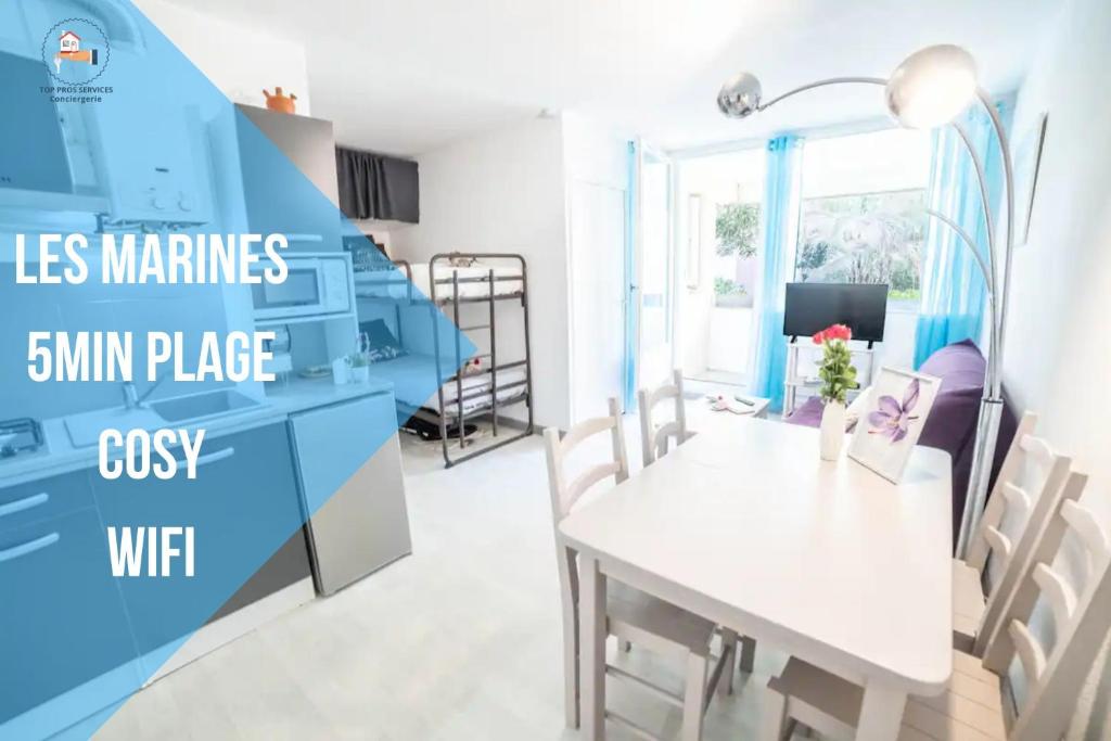 une salle à manger avec une table et des chaises blanches dans l'établissement Les Marines Port 2 Min Plage Camargue- TOP PROS SERVICES Conciergerie La Grande Motte, à Mauguio