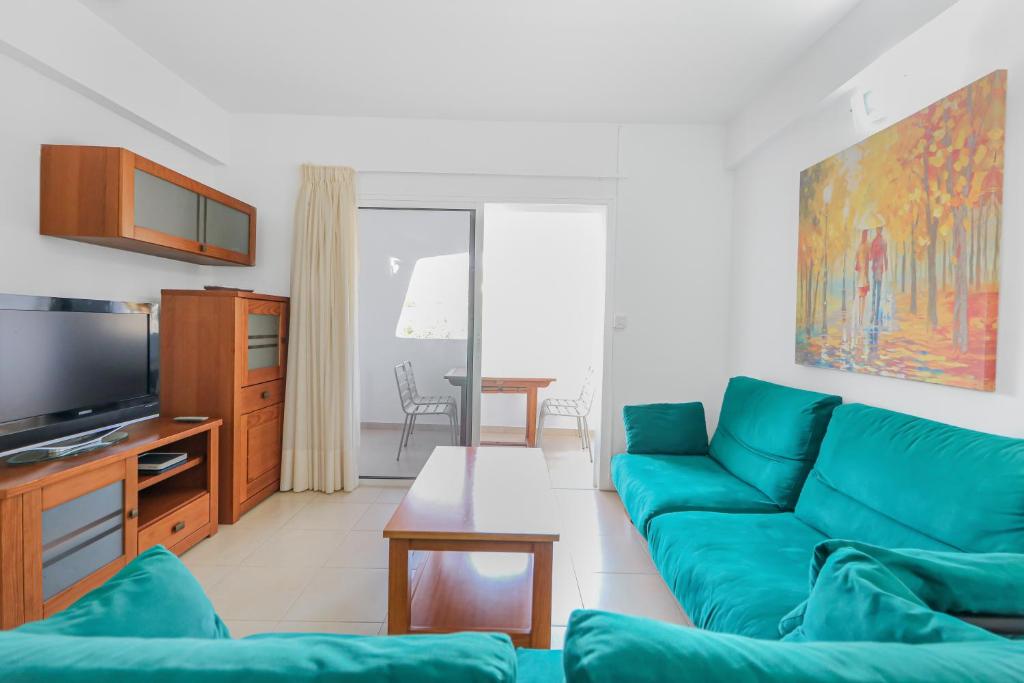 Televízia a/alebo spoločenská miestnosť v ubytovaní Cheerful house Puerto de las Nieves