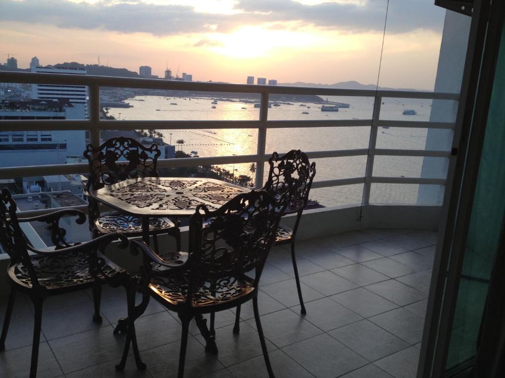 View Talay 6 Pattaya Beach Apartment by Honey - Triple Room With Sea View