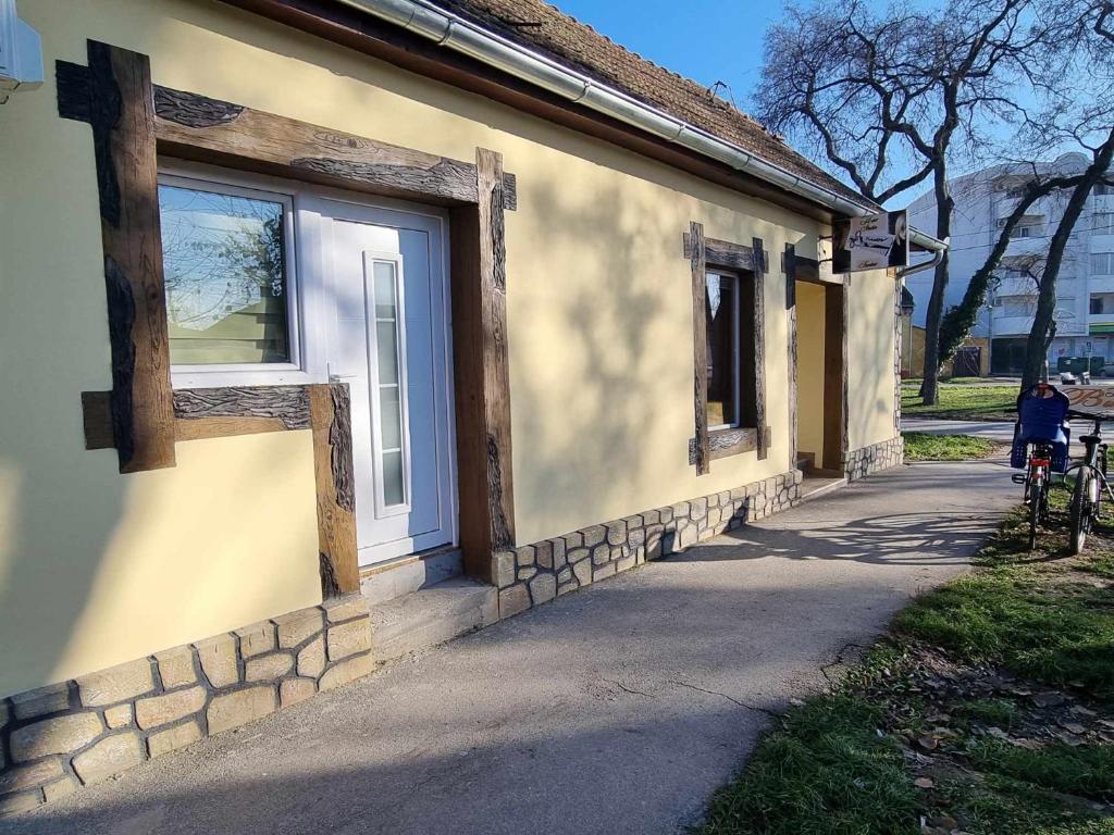 un edificio con due finestre sul lato di Apartman Sparta a Sombor