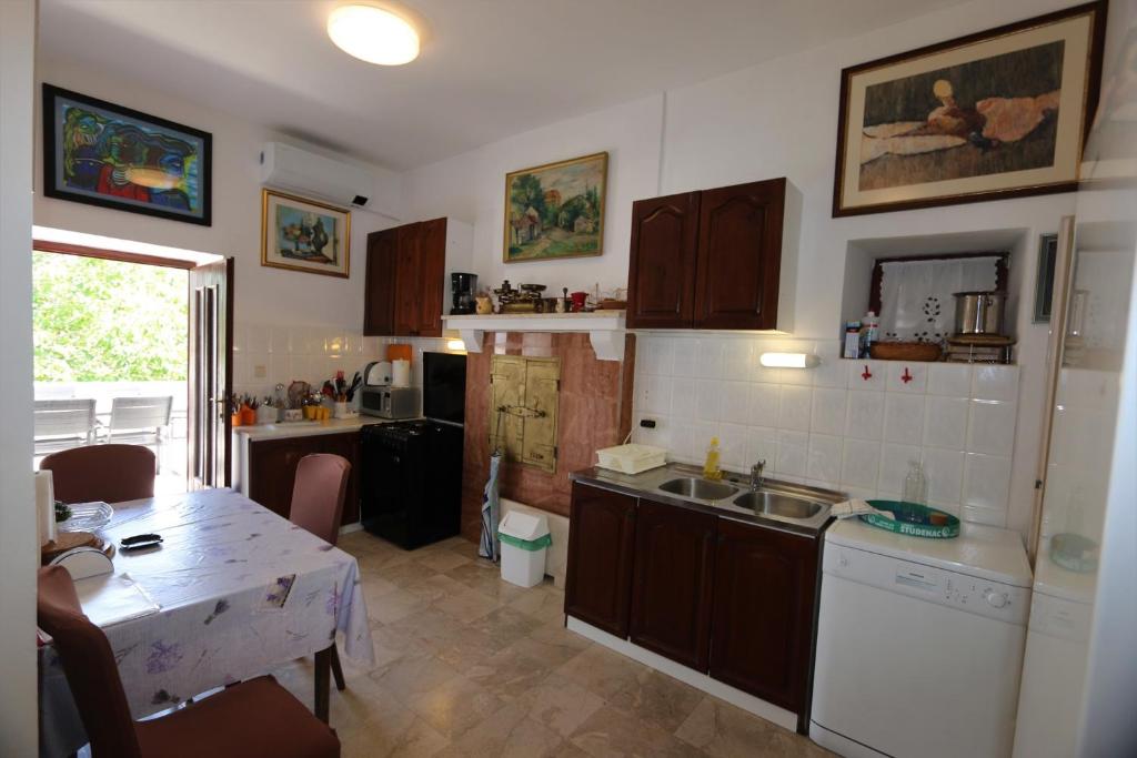 Kuchyň nebo kuchyňský kout v ubytování Holiday home in Silo - Insel Krk 26681