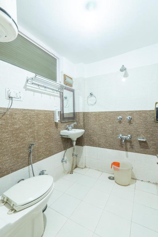 Koupelna v ubytování Hotel Rising Star Near To Mall Road #BudgetFriendly #BigRooms #Garden #Bonfire #Parking #ForestView #MountainView