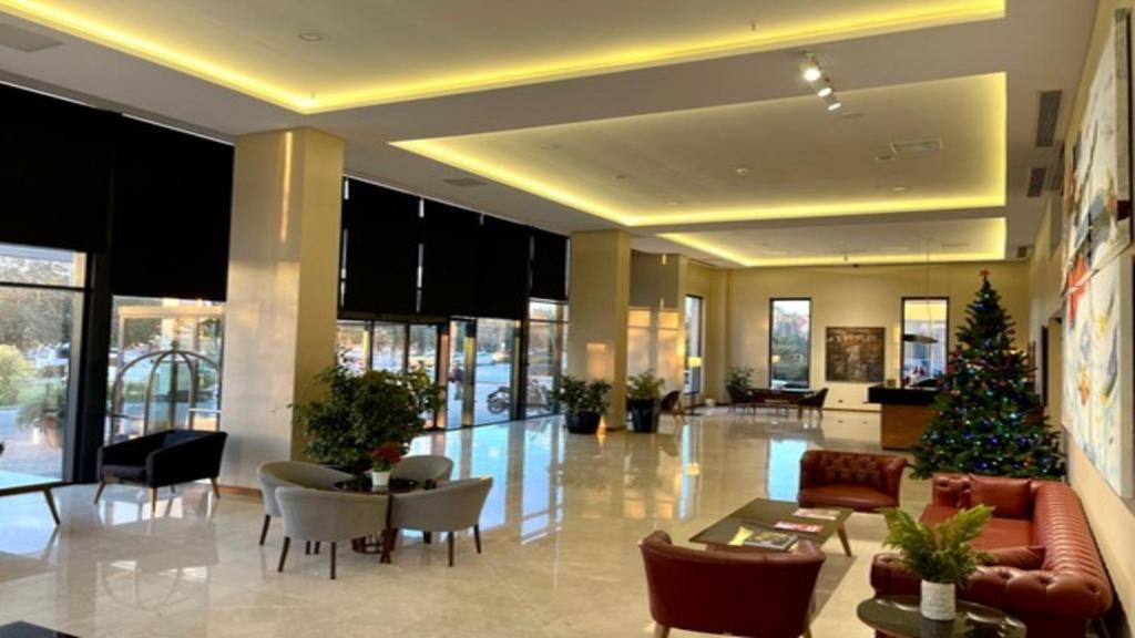 A seating area at Türkmen Riverside Hotel Adana
