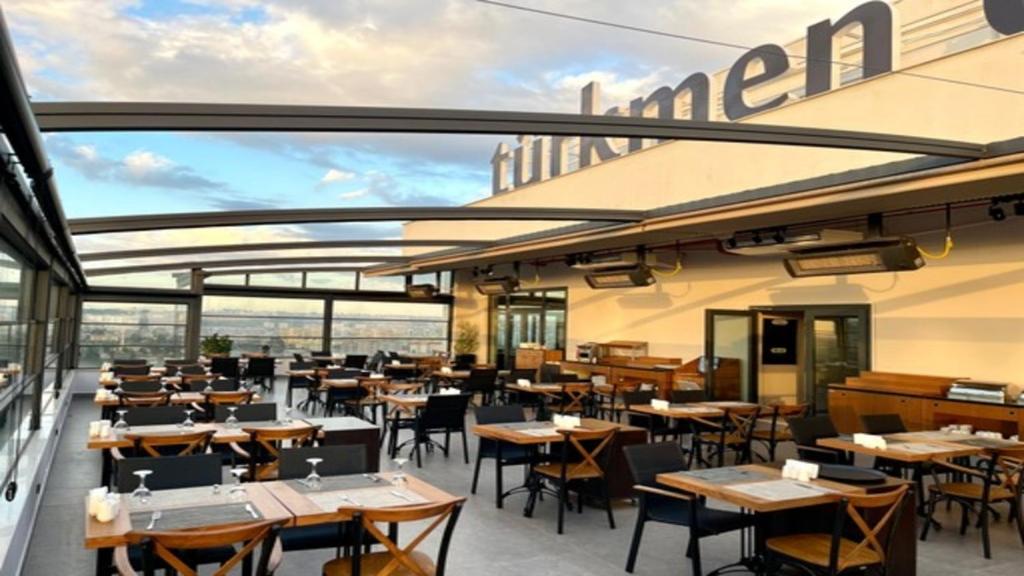 A restaurant or other place to eat at Türkmen Riverside Hotel Adana