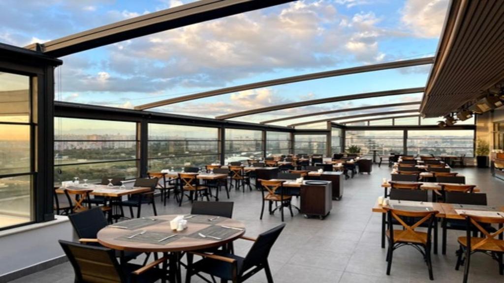 A restaurant or other place to eat at Türkmen Riverside Hotel Adana