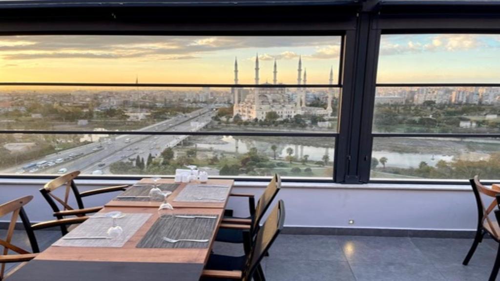 A balcony or terrace at Türkmen Riverside Hotel Adana