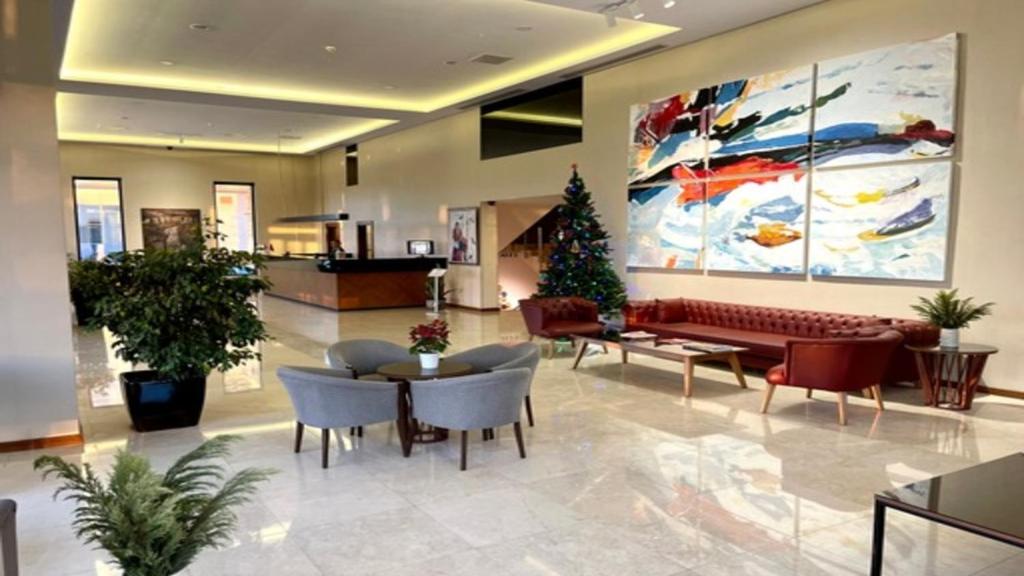 The lobby or reception area at Türkmen Riverside Hotel Adana