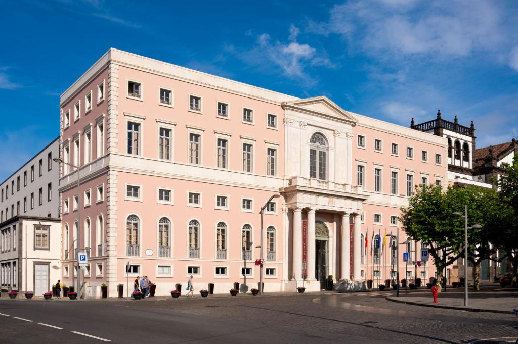 um grande edifício branco na esquina de uma rua em Vila Gale Collection S.Miguel em Ponta Delgada