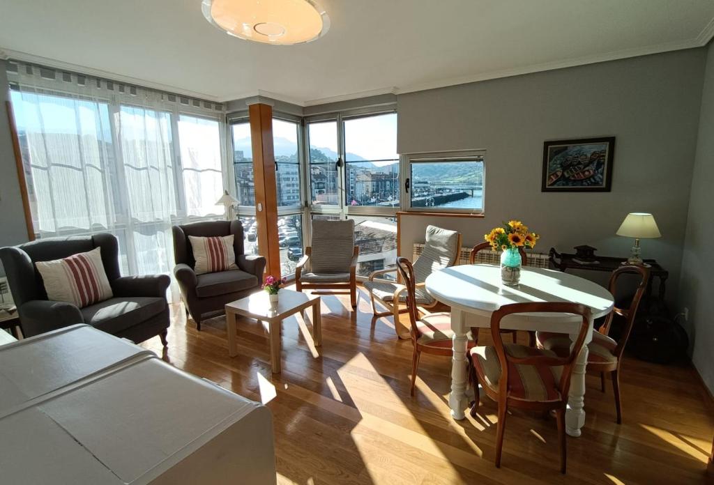 a living room with a table and chairs at Apartamento Bergantín Habana VuT in Ribadesella