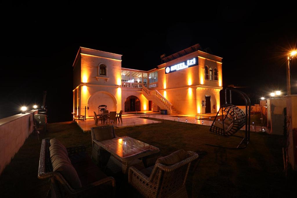 un grand bâtiment avec des lumières allumées la nuit dans l'établissement Hotel İzi Cappadocia, à Ürgüp