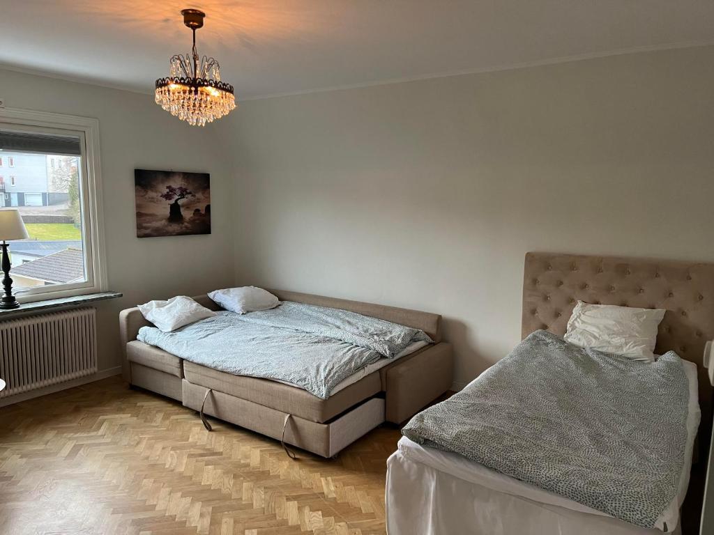 Postel nebo postele na pokoji v ubytování Härligt stort boende i perfekt läge
