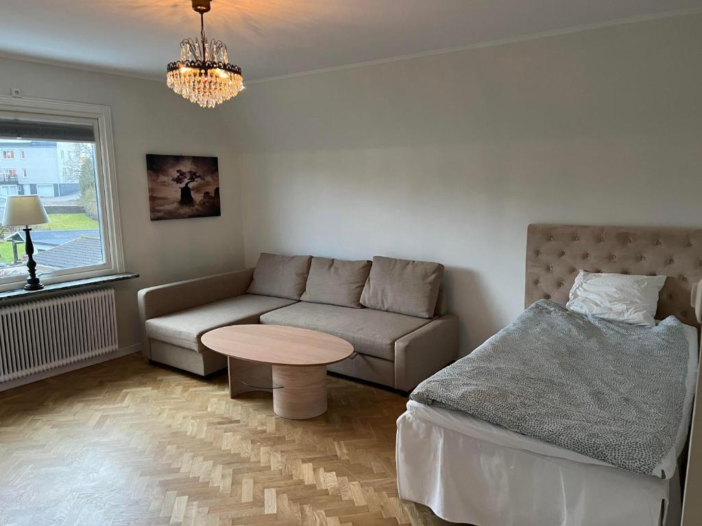 Posezení v ubytování Härligt stort boende i perfekt läge