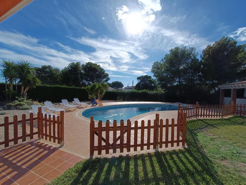 a fence around a swimming pool in a yard at VILLA REPOSO in Calafat