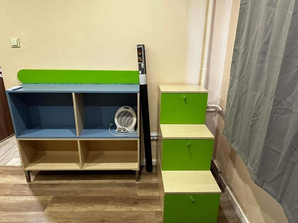 een groene en blauwe plank met een ventilator in een kamer bij Апартамент Миели in Sofia