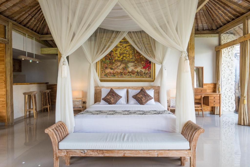 Postel nebo postele na pokoji v ubytování The Bagus Lokha Ubud Villa
