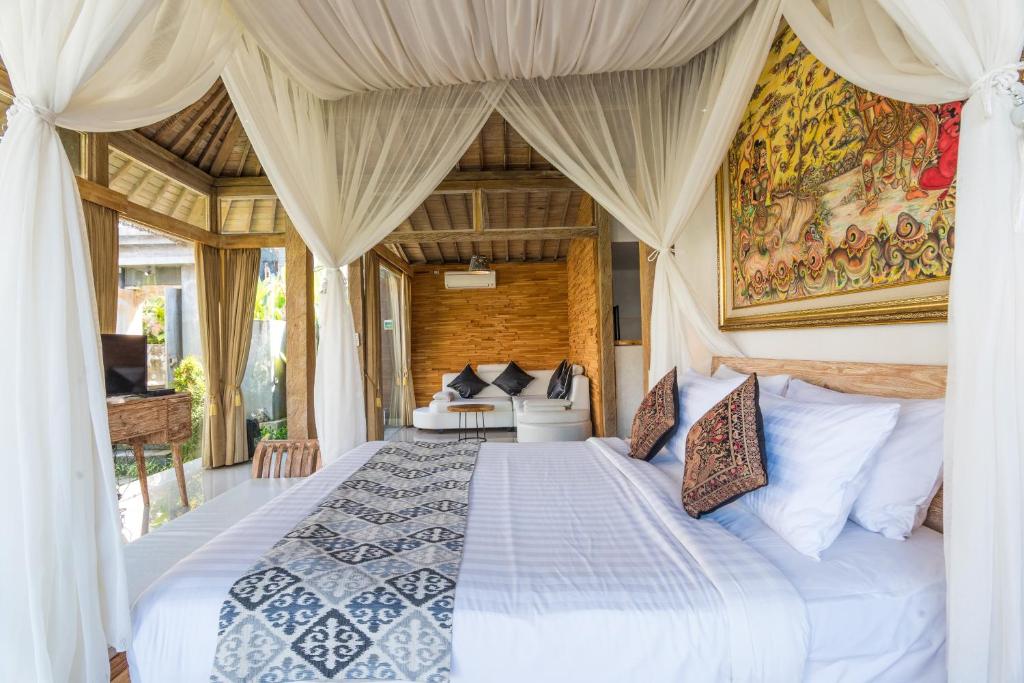 Postel nebo postele na pokoji v ubytování The Bagus Lokha Ubud Villa