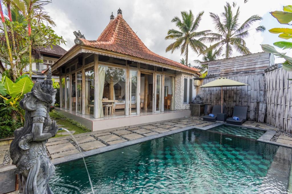 Bazén v ubytování The Bagus Lokha Ubud Villa nebo v jeho okolí