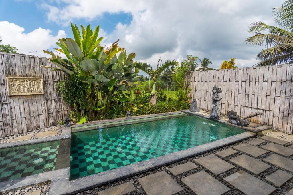 Bazén v ubytování The Bagus Lokha Ubud Villa nebo v jeho okolí