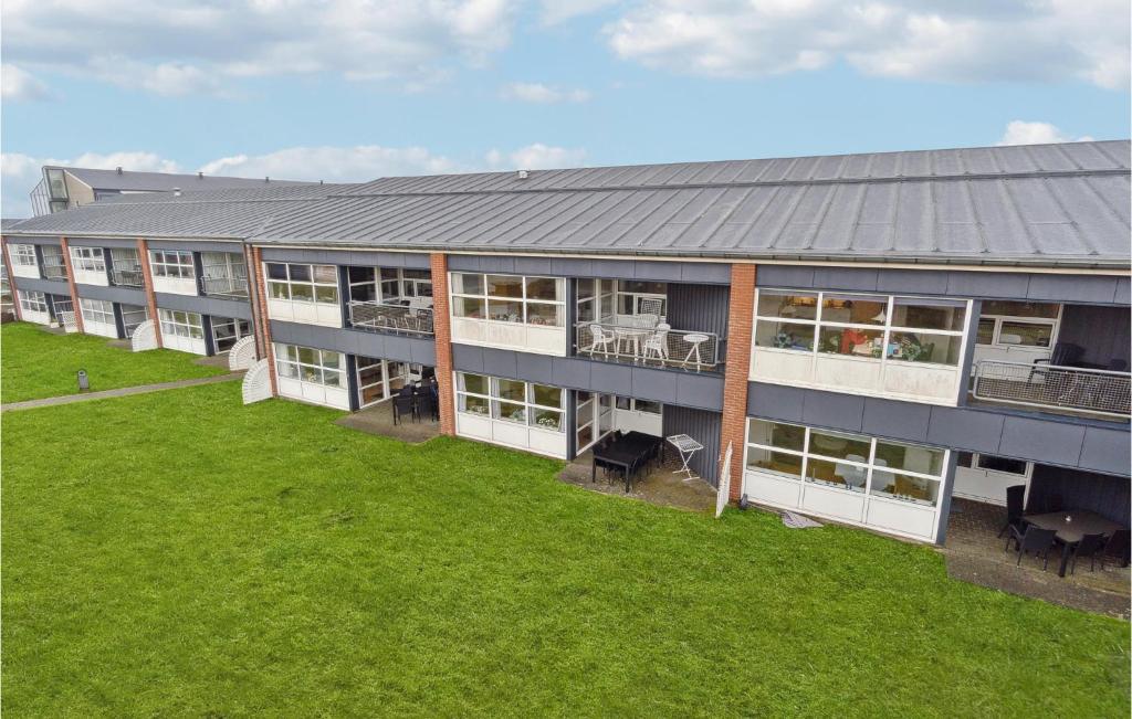 an aerial view of an apartment building with a green lawn at Fan Bad, Lejl, 11 in Fanø