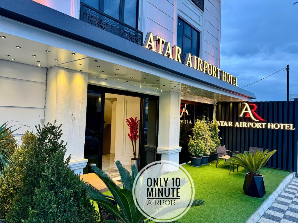 een hotel met een bord dat leest slechts minuut luchthaven bij Atar Airport Hotel in Arnavutköy