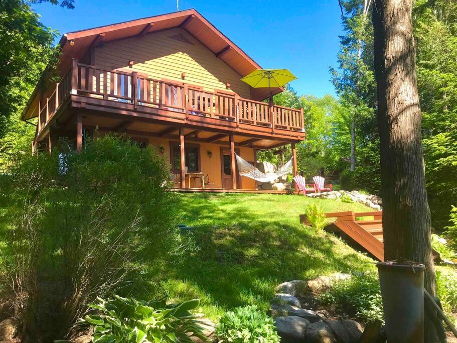 Cette cabane en rondins dispose d'un balcon et d'une terrasse. dans l'établissement Tremblant-Mont-Blanc SPA,Nature,Intimité, à Saint-Faustin–Lac-Carré