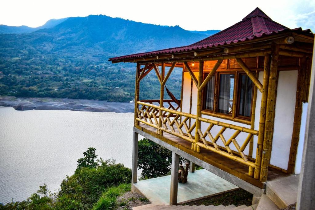 a building with a view of a body of water at Cabañas Ecoturismo Evy in Macanal