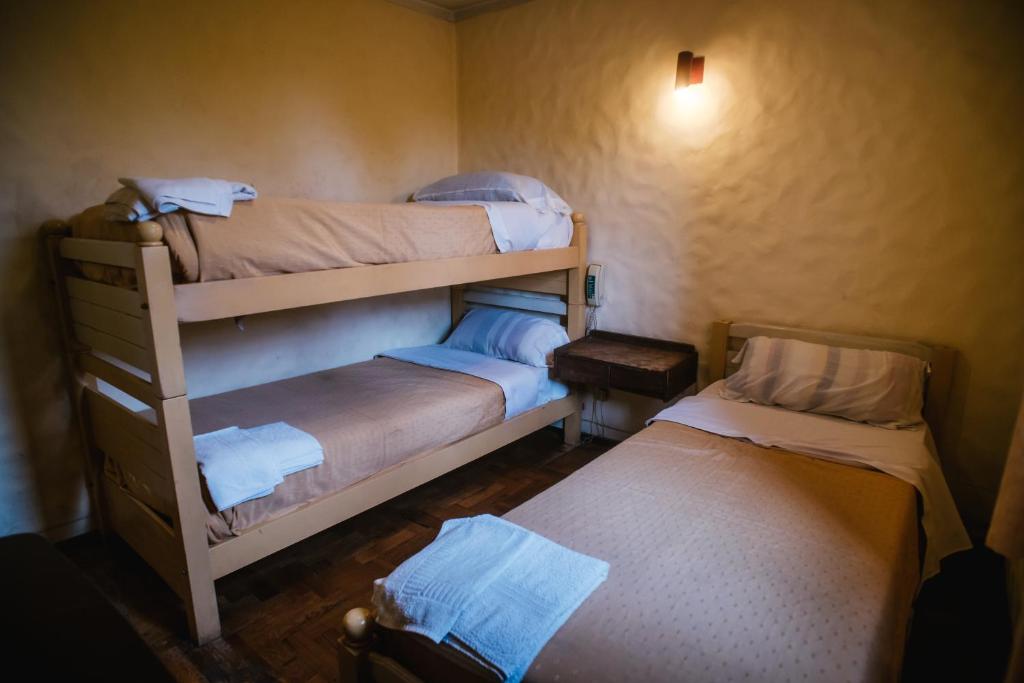 two bunk beds in a small room with twounks at Hotel Panamericano in Barraquero