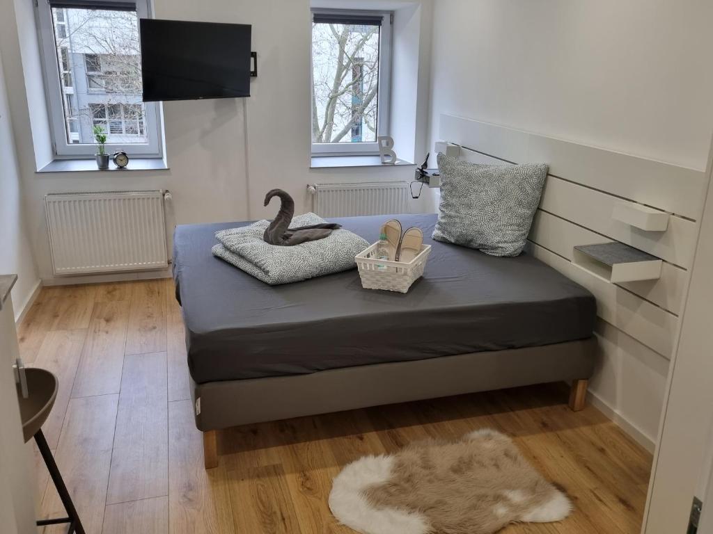 Una habitación con una cama con dos cisnes. en City Central Apartment House en Kaiserslautern