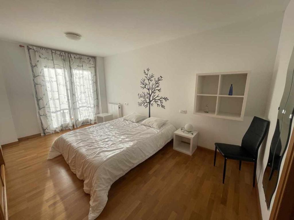 1 dormitorio blanco con 1 cama grande y 1 silla en Grupo Gontad Apto Heol Cabana de Bergantiños, en A Coruña