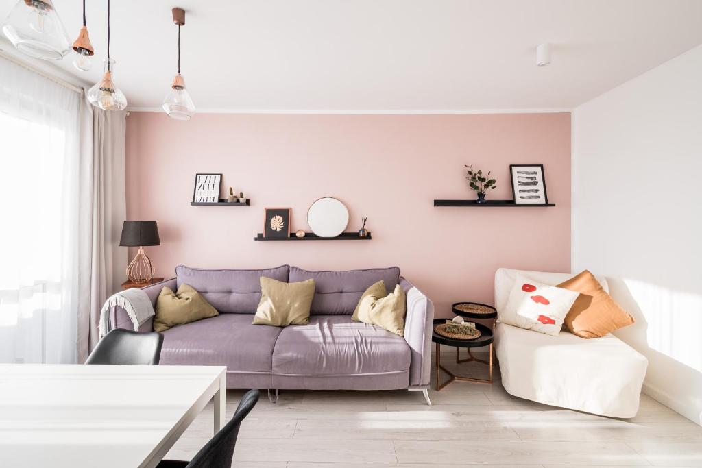 克拉科夫的住宿－Cracow View Residence WAWELOFTS，客厅配有紫色沙发和椅子