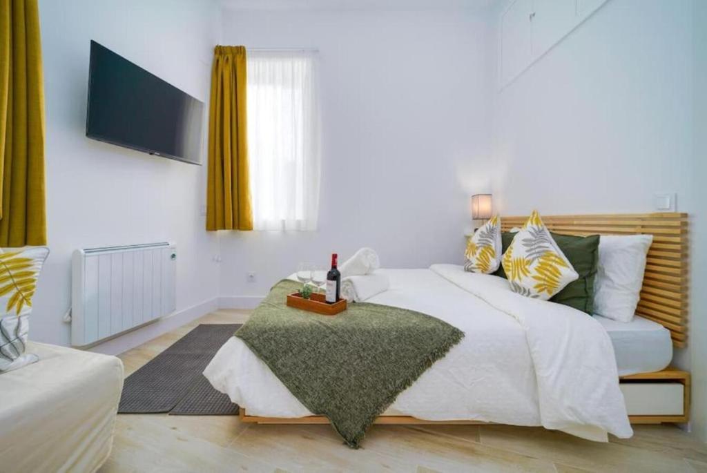 una camera con un grande letto e un divano di (J1) Ubicado en Madrid Centro - 5 personas. a Madrid