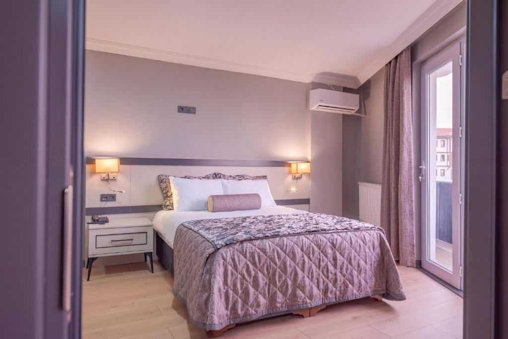 a hotel room with a bed and a window at SAFRANBOLU ÇELEBİ OTEL in Safranbolu