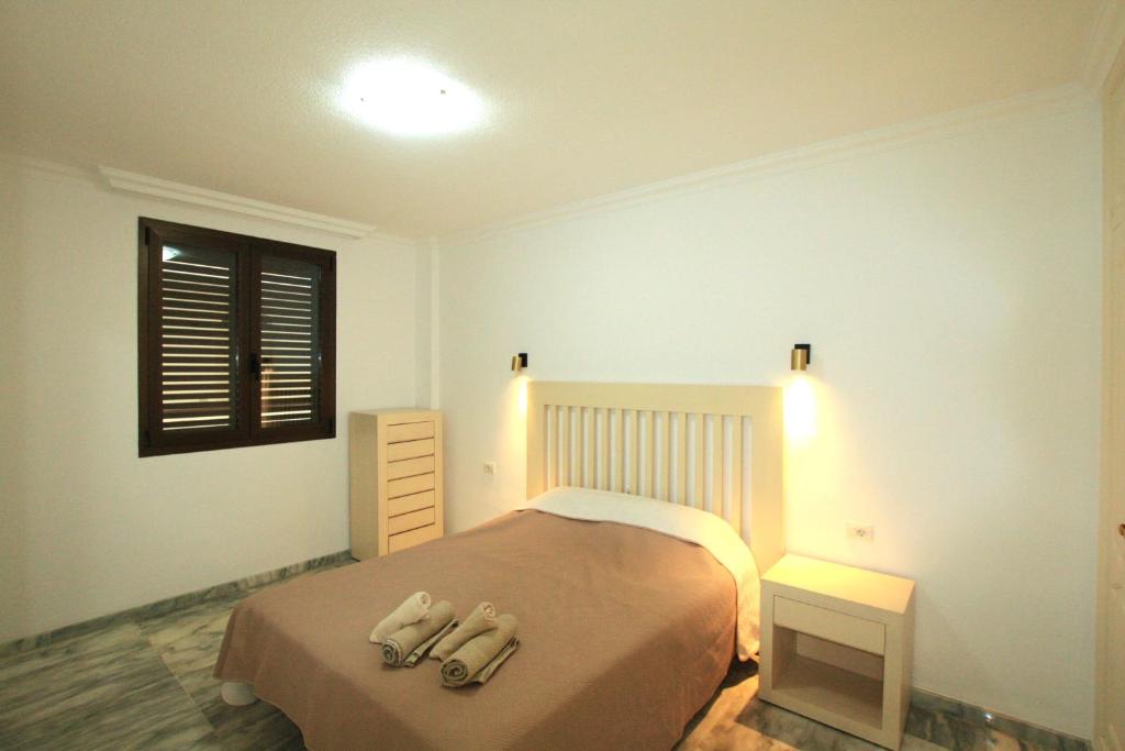 - une chambre avec un lit et une fenêtre dans l'établissement Bahia de Santiago, à Puerto de Santiago