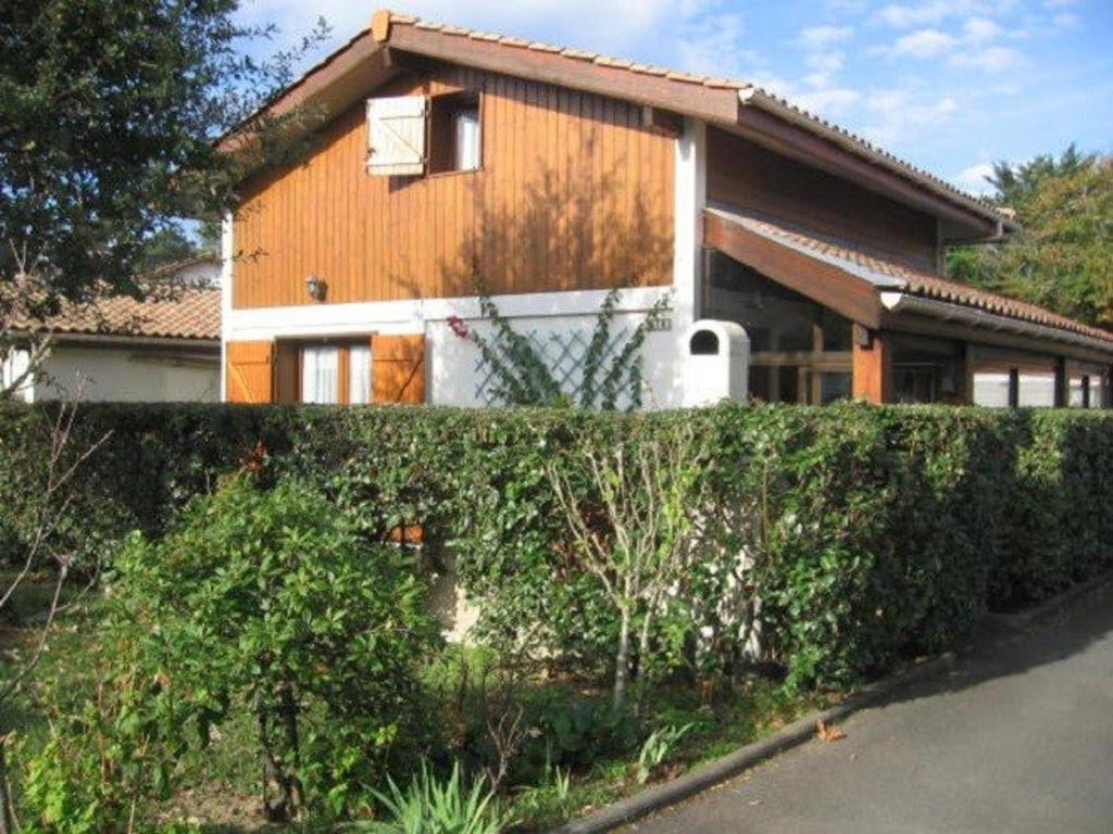 a house with a hedge in front of it at Villa Capbreton, 4 pièces, 6 personnes - FR-1-413-106 in Capbreton