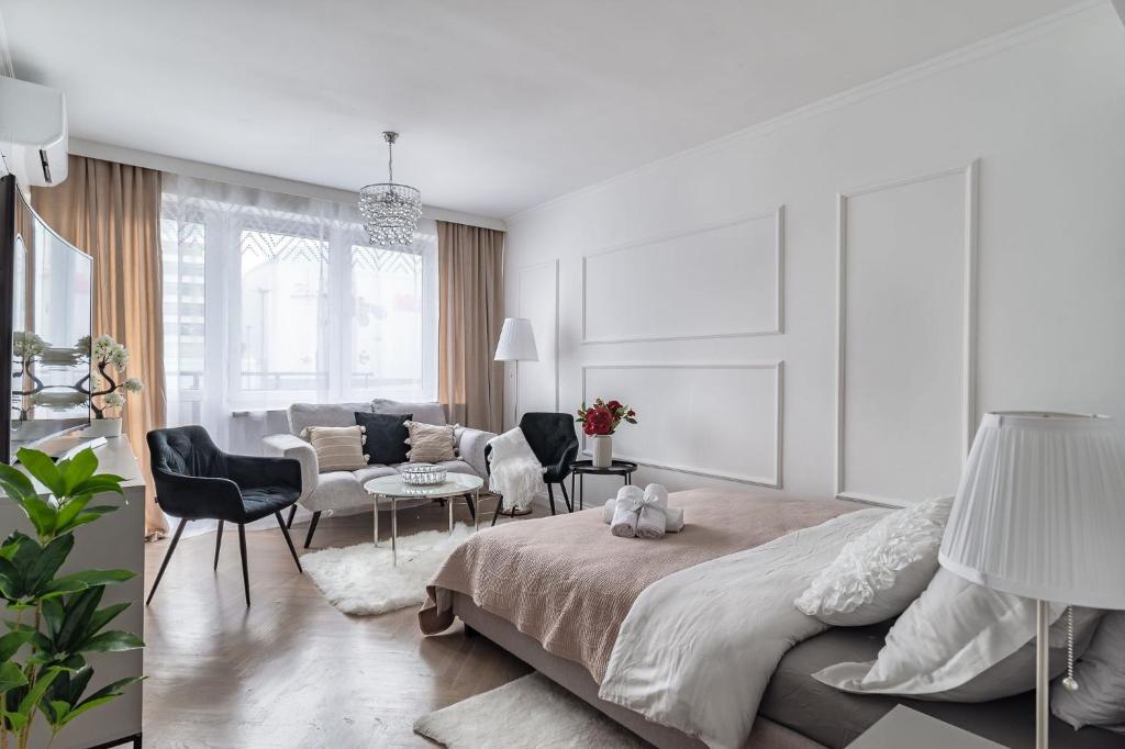 1 dormitorio blanco con 1 cama grande y sala de estar en Gold Premium 2-bedroom Suite 100m from Central Station, modern&high standard, en Varsovia
