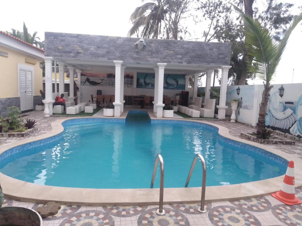 una piscina di fronte a una casa di Residencial beira mar Benguela a Benguela