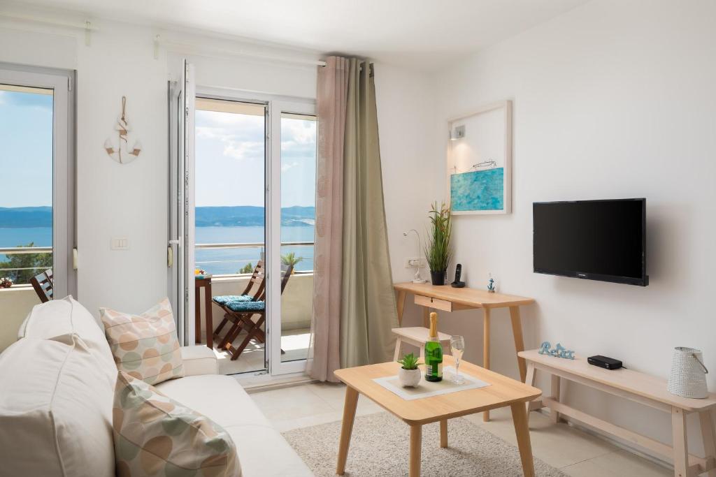 TV a/nebo společenská místnost v ubytování Villa Jolara With Heated Pool - Deluxe Suite 10