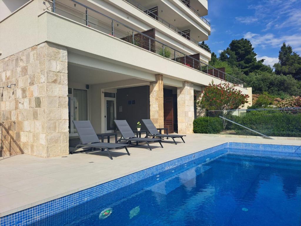 Bazén v ubytování Villa Jolara With Heated Pool - Deluxe Suite 10 nebo v jeho okolí