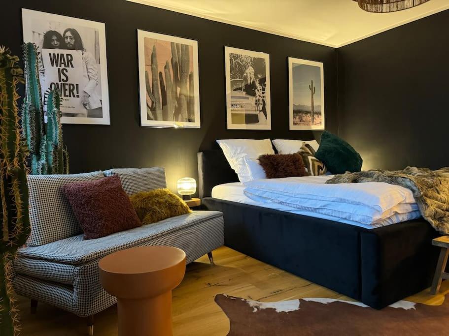 埃森的住宿－Klassen Stay - Designer Apartment für 6 - Zentral - 2x Kingsize，一间卧室配有一张床和一把椅子