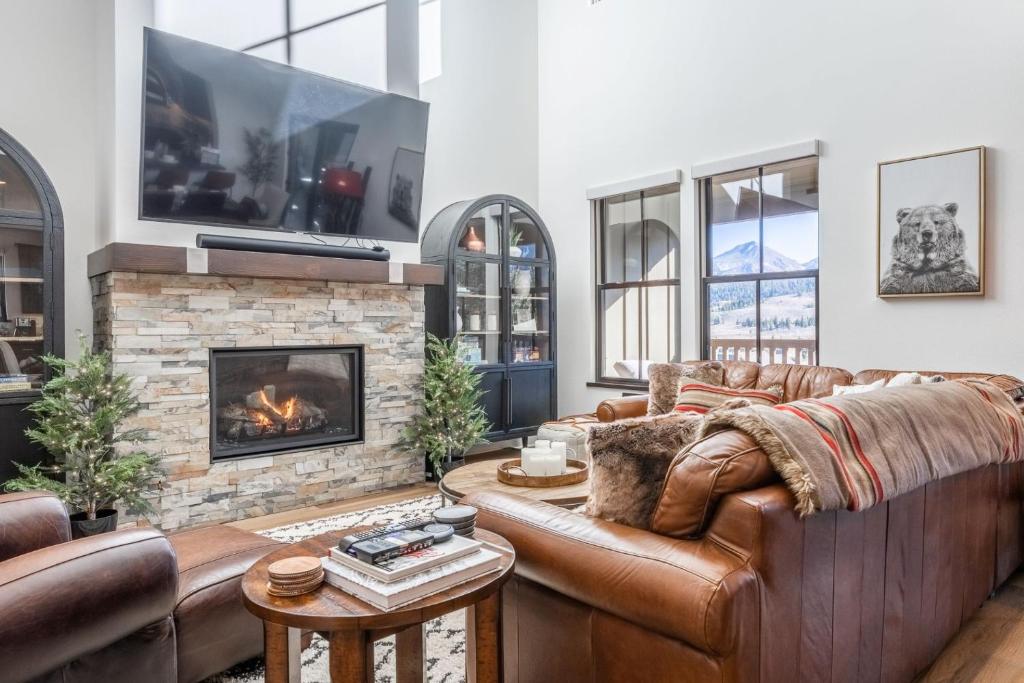 a living room with a couch and a fireplace at Creekhouse 1364 in Mammoth Lakes