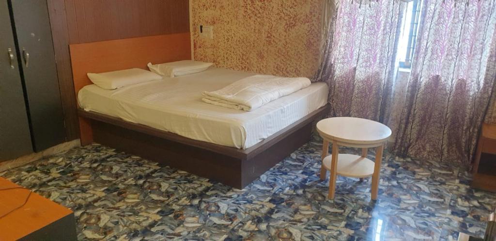 Łóżko lub łóżka w pokoju w obiekcie Hotel Heera Palace