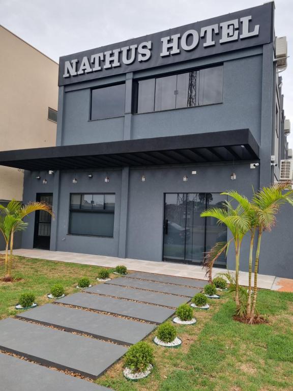 Nathus Hotel في Chapadão do Sul: مبنى عليه لافته مكتوب عليها فندق nathilus
