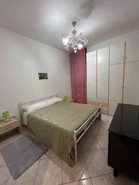 een slaapkamer met een bed en een kroonluchter bij CA, BOTTE in Venetië
